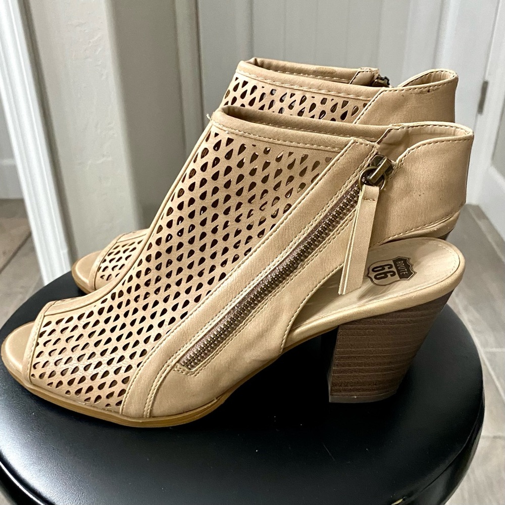 Size 10 womens open toe sandal, side zip with tassel